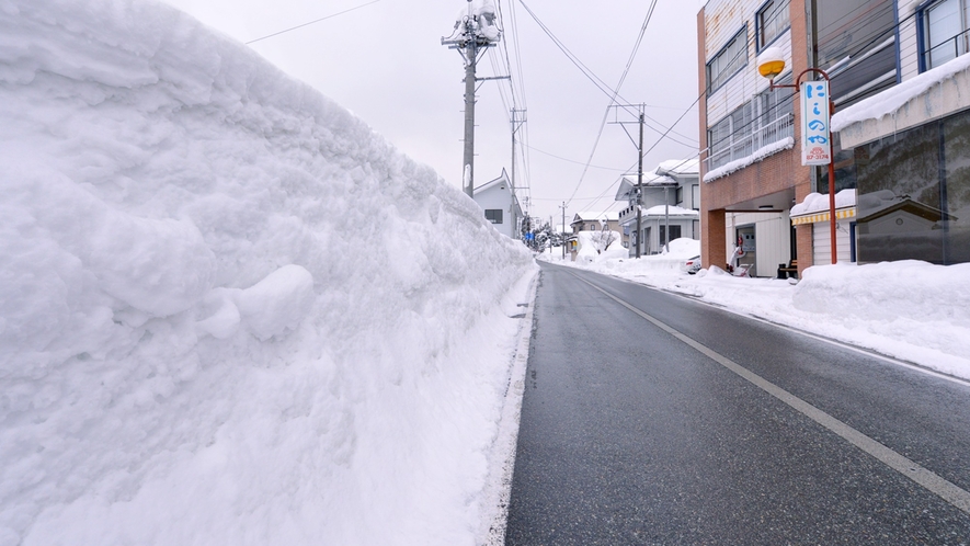 *周辺景観／宿前の道路の積雪は人間の身長を軽々と超えることもございます。