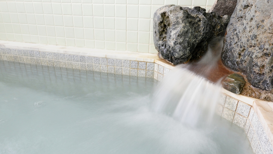 *お風呂／ミネラルを含む麦飯石風呂の温かい湯船に浸かり、癒しのひと時をお過ごし下さい。