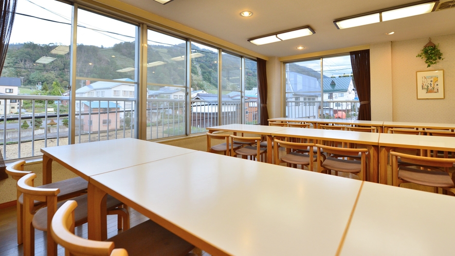 *食堂／明るい食堂の窓からは、目の前に越後中里スキー場が望めます。