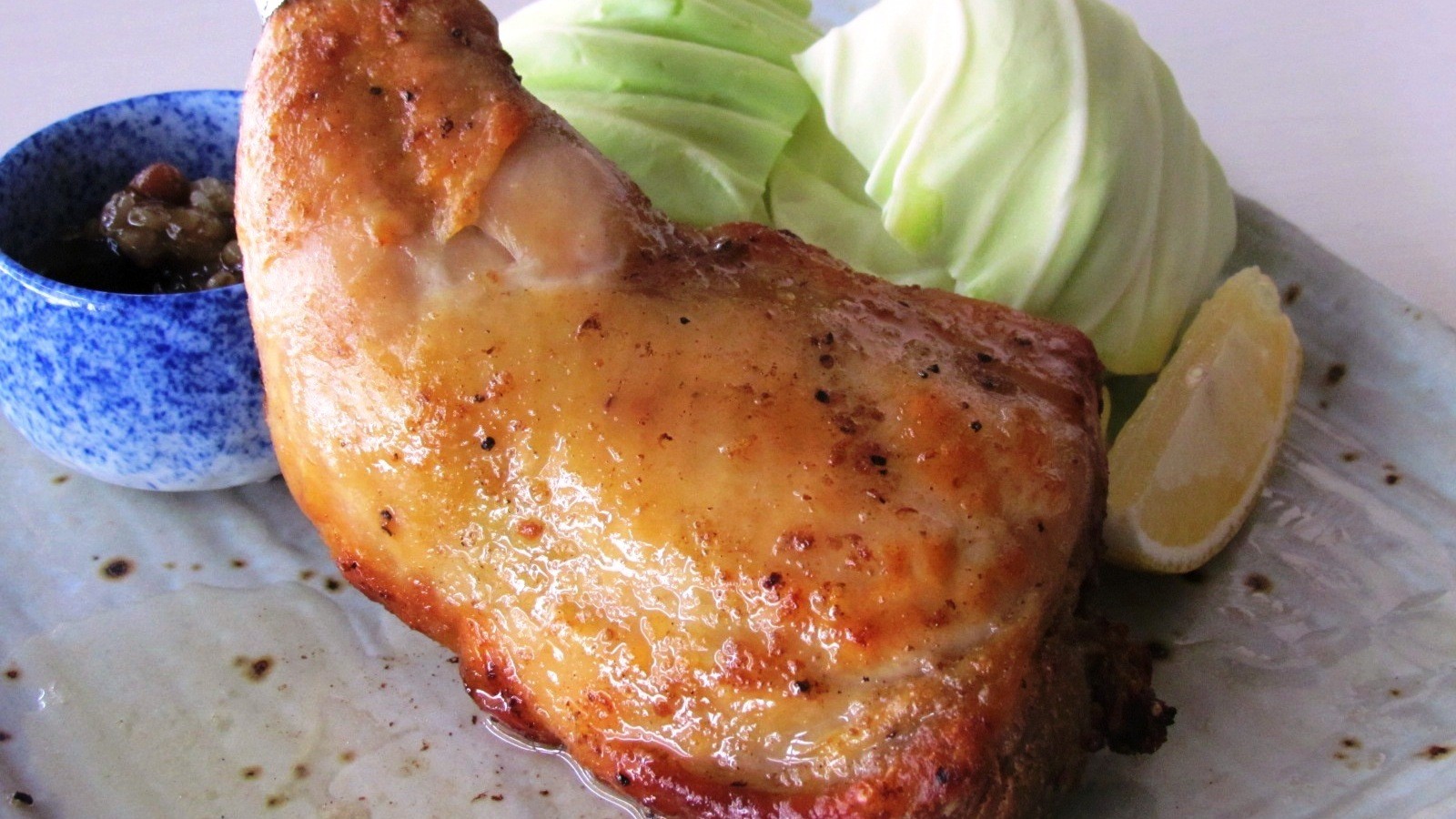 骨付き鶏（夕食メニュー 一例）