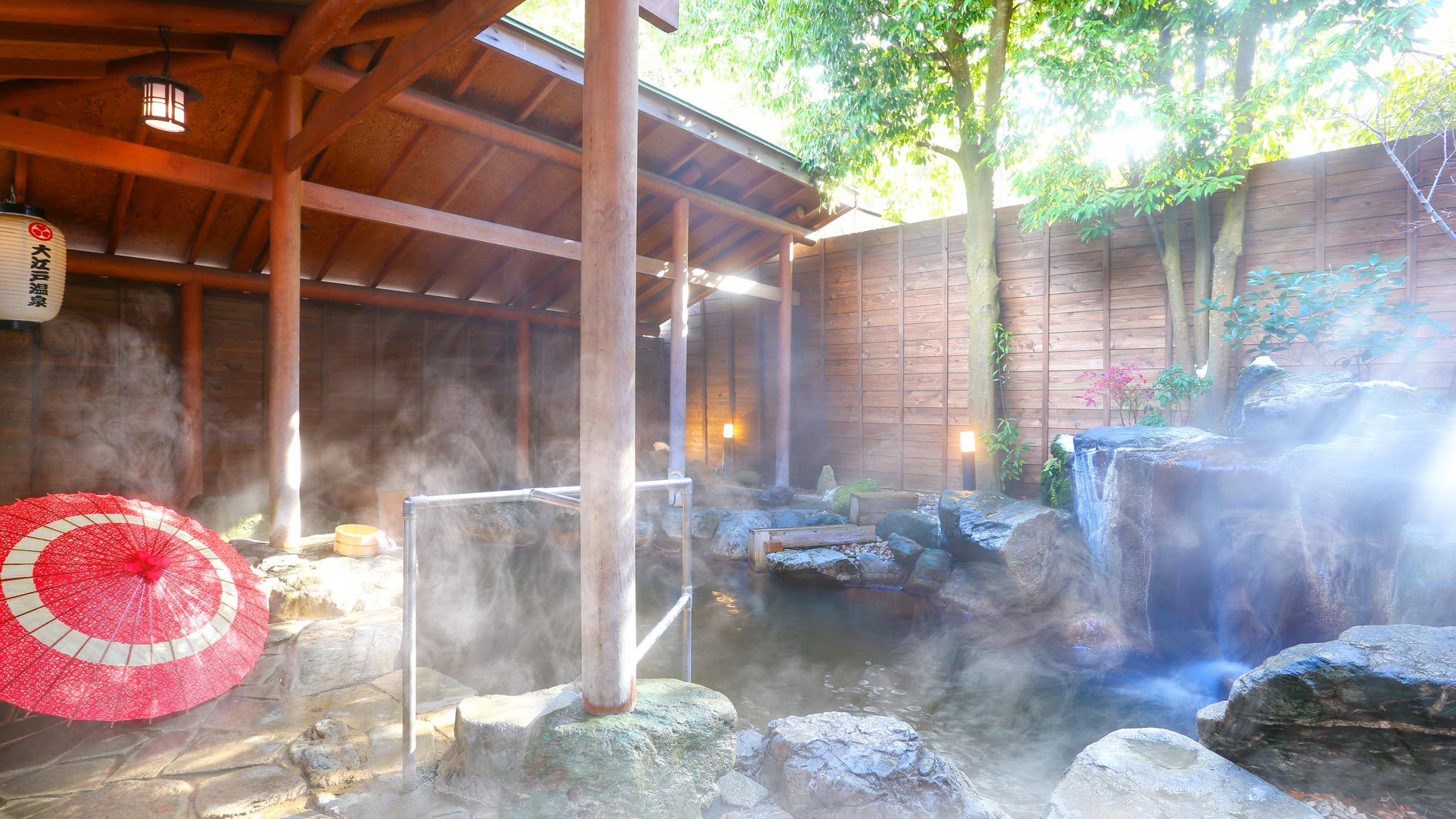 黄金色に濁った黄金の湯。無色透明で澄み渡った白銀の湯。伊香保の名湯をいっぺんにお楽しみください。