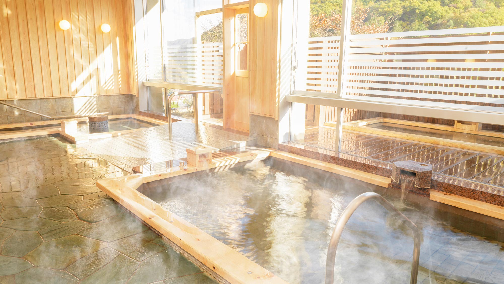 ◆桜館…陽の湯。内湯・立ち湯と露天風呂