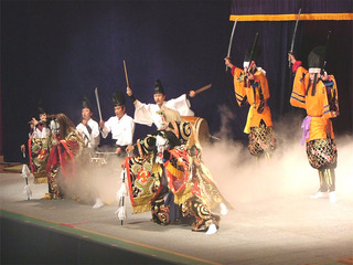 神楽競演大会会場は当日夜遅くまで賑わいます。