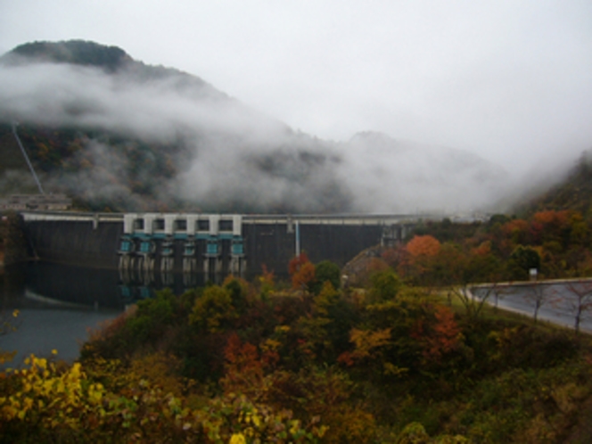 秋の温井ダム周辺