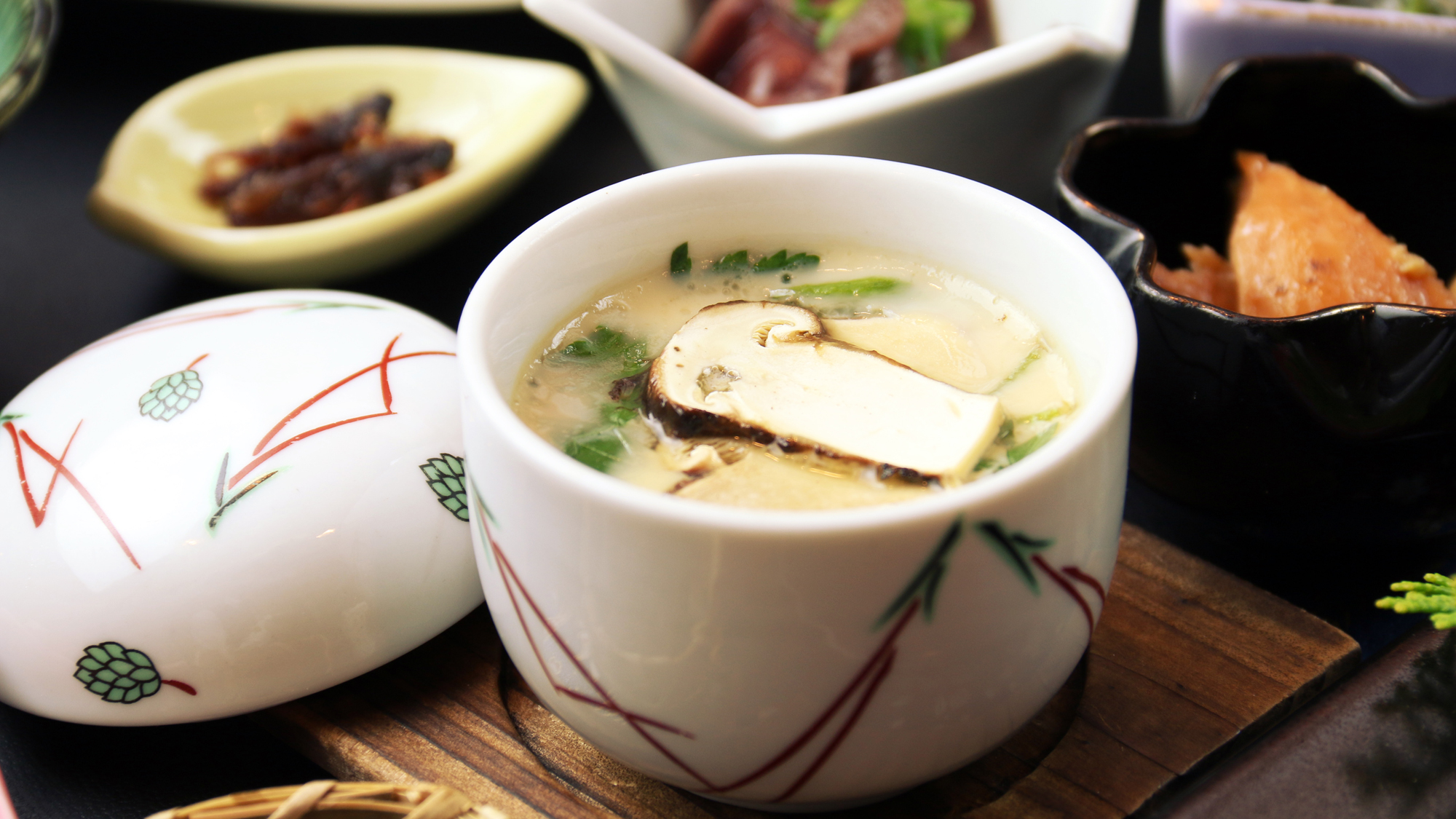 蓋を開けた瞬間に香りが広がるマツタケの茶碗蒸し！天然物だから香りも味も期待以上！