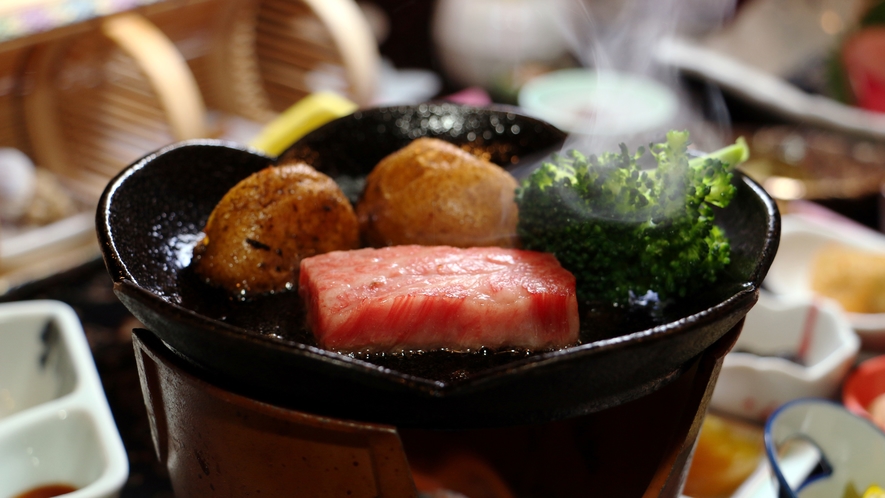 ◆口の中でとろけるような米沢牛のステーキは、ミディアムレアがオススメ♪