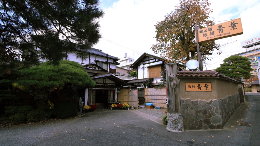 ◆少しわかりづらい、一本路地を入った場所に静かに佇む宿です