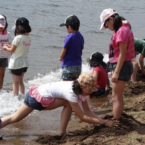 志田浜で砂遊びを楽しむ子供達