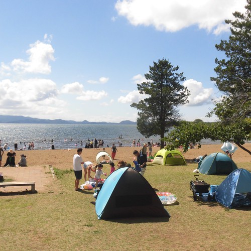 施設前での湖水浴