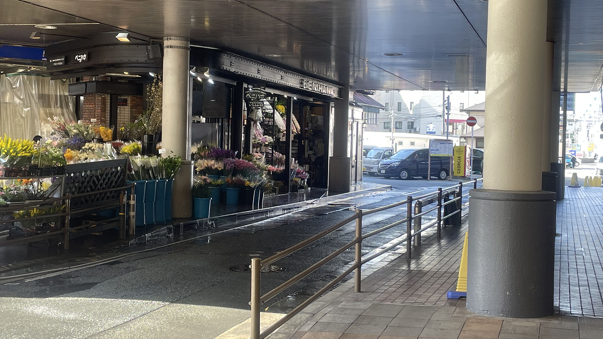 東口を出て右へ 花屋「ベニバナ」の前を通り過ぎて&hellip;