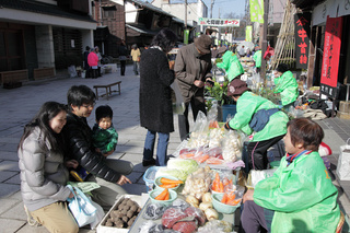 七間朝市開き