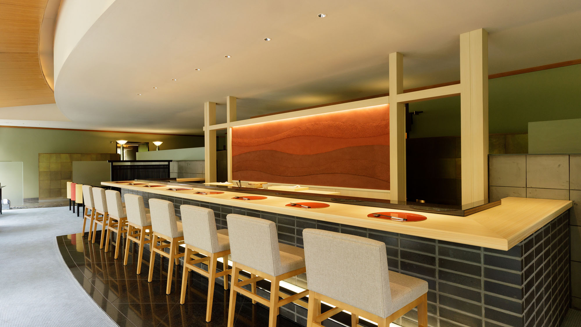 【カウンター8席】目の前で鮨職人の調理を体験いただけます。