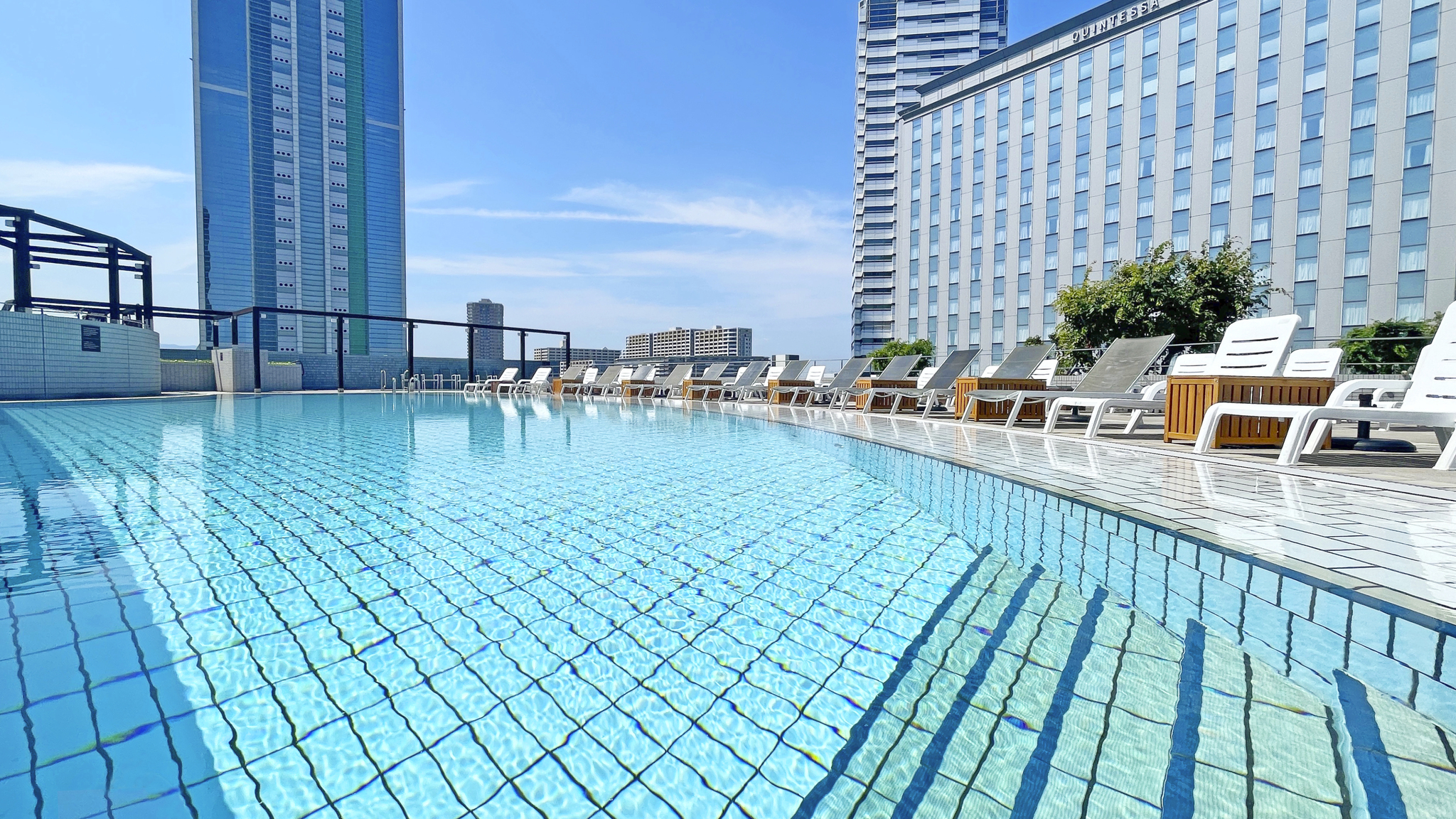 夏季限定ルーフトップガーデンプール(9F)