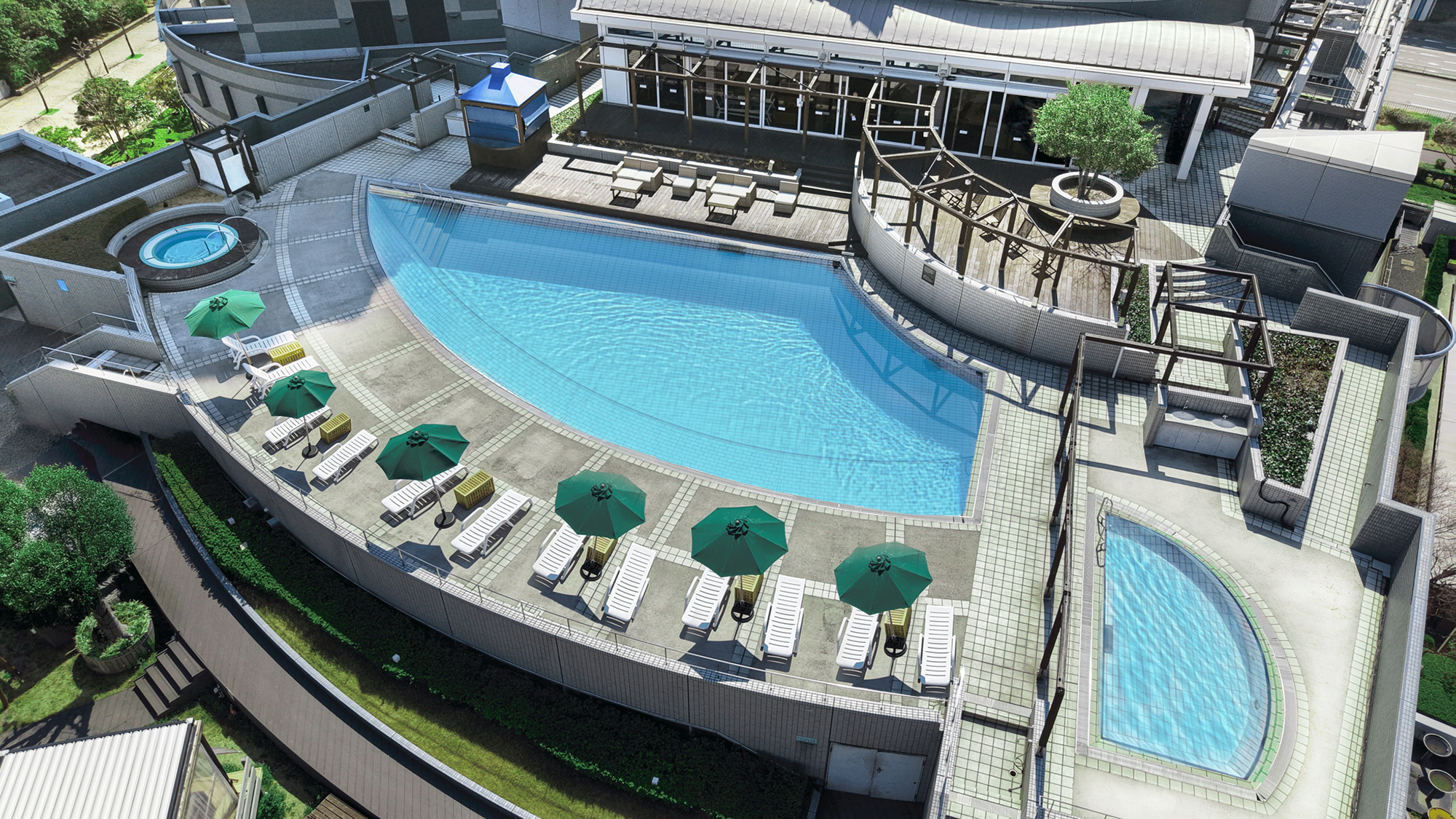 夏季限定ルーフトップガーデンプール（9F）