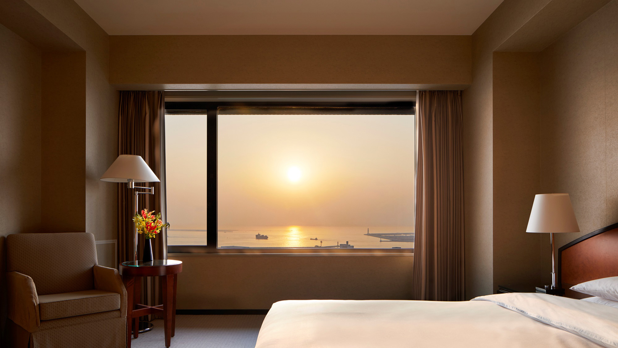 客室から望む大阪湾と夕陽