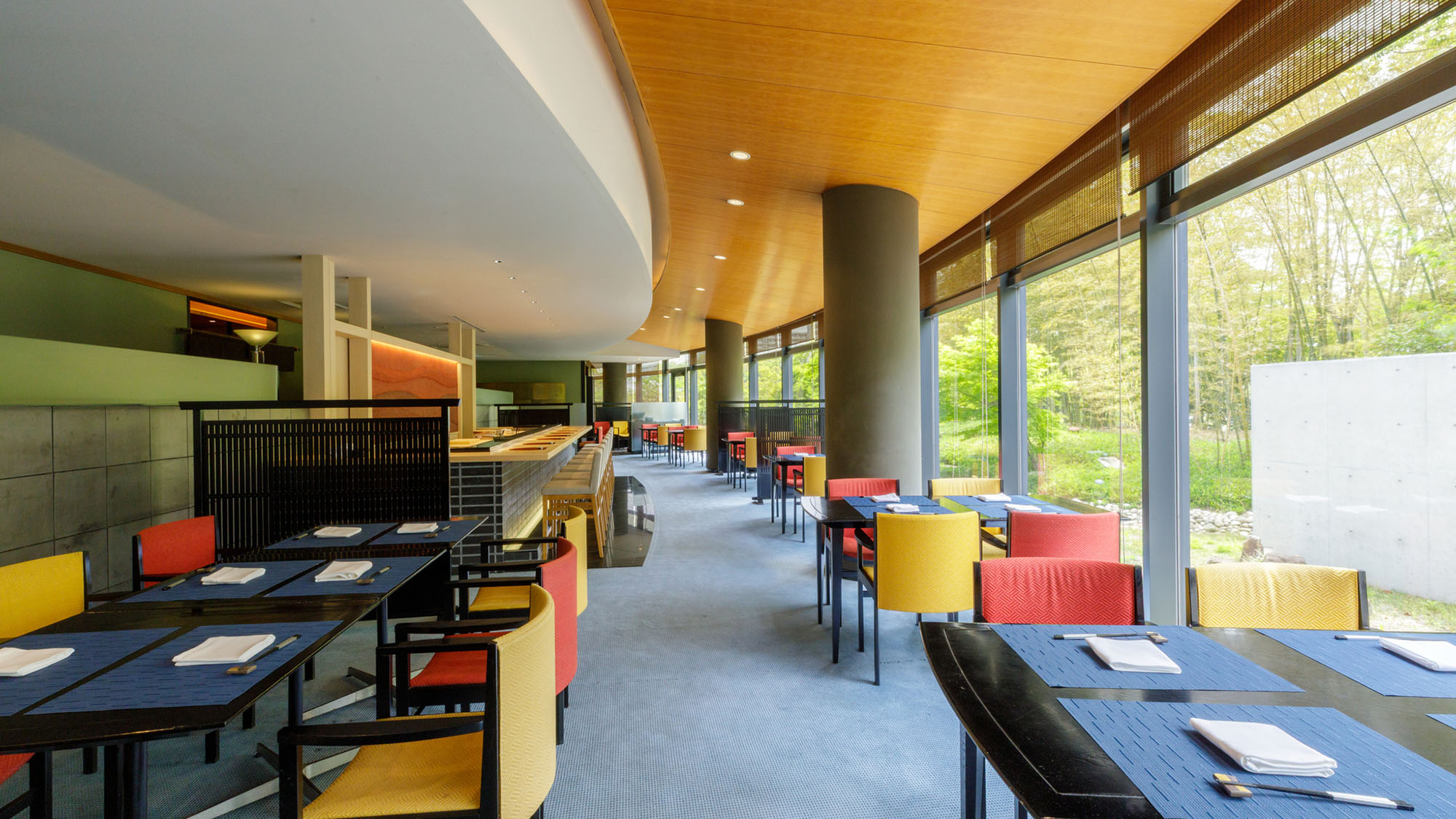 鉄板焼「彩（いろどり）」～ 鮨エリア40席（カウンター8席）