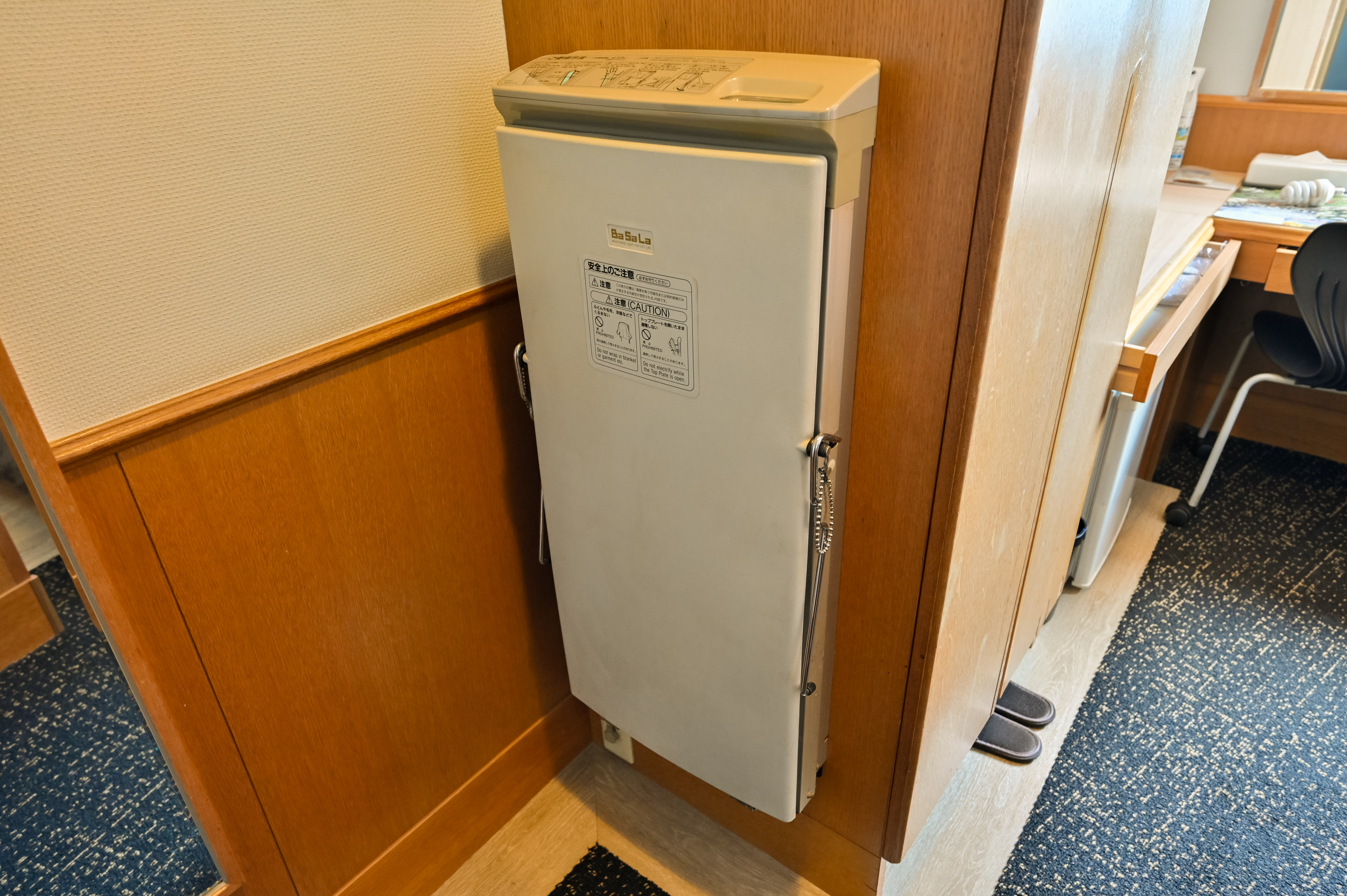 【ズボンプレッサー】全客室内に設置しております。