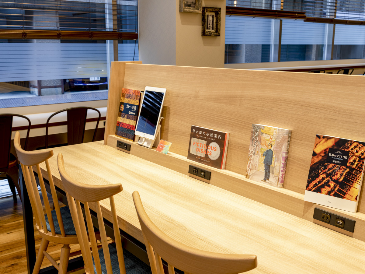 コンセントも多数ございます♪携帯・タブレットの充電＋読書　や　PC利用＋コーヒー　など