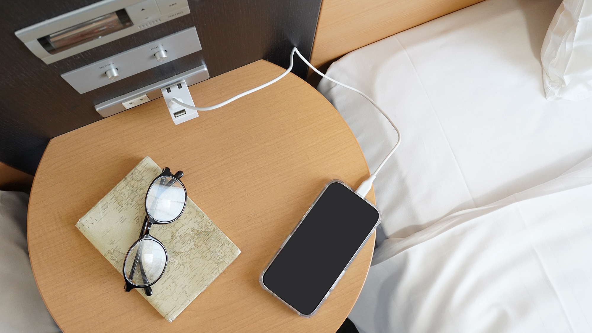 ◆枕元にコンセントを用意◆就寝時にも気軽にご利用いただけます♪