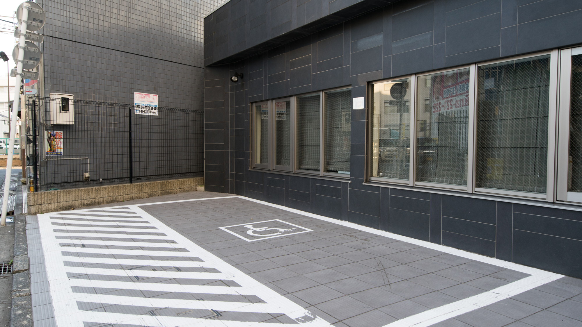 車椅子の方の専用駐車場も完備