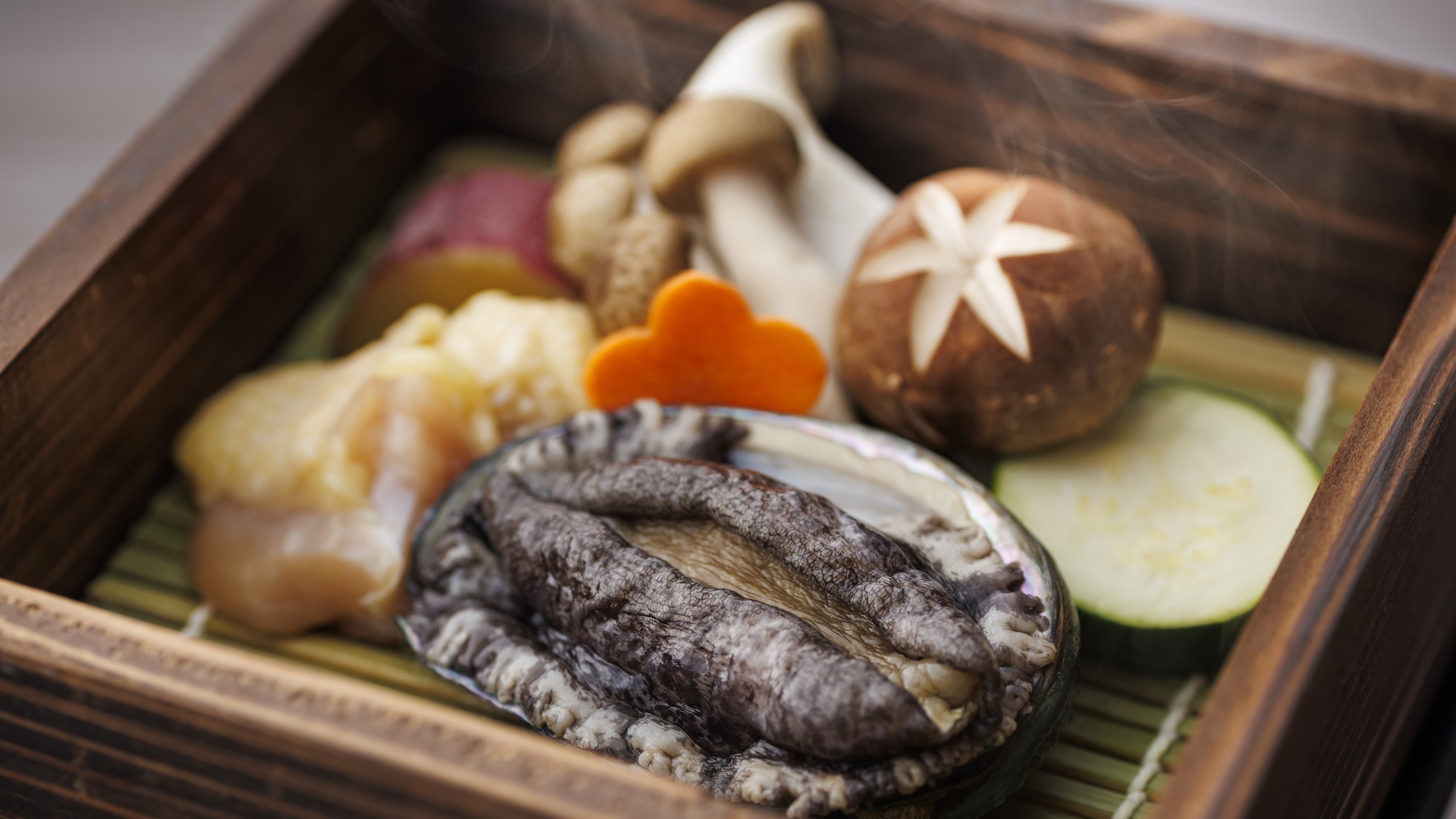 12/1～2/28【特別会席】鮑と名古屋コーチン酒蒸し