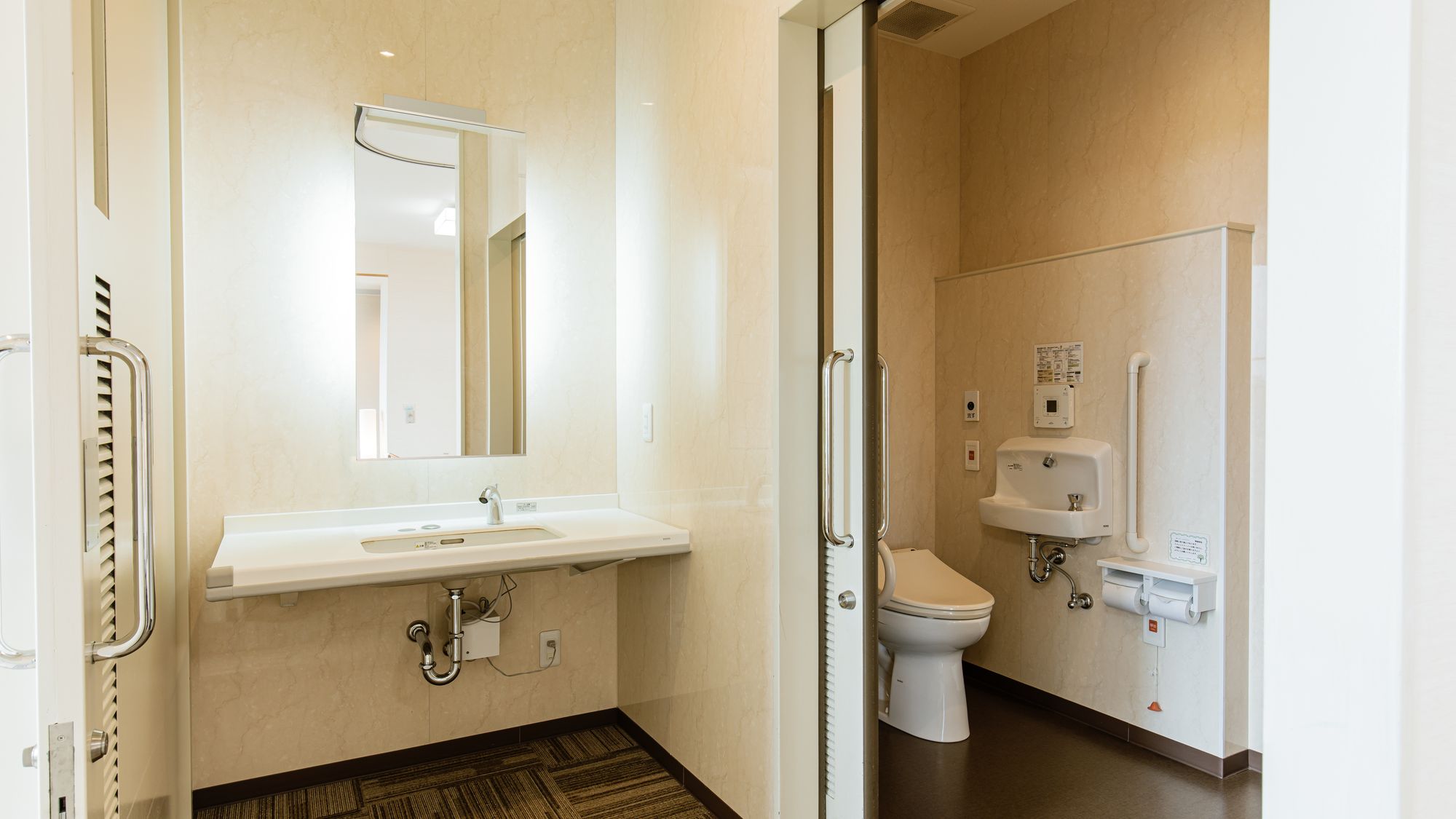 バリアフリーツイン（バス付）【52平米】客室内はバリアフリーでトイレは手すりもございます