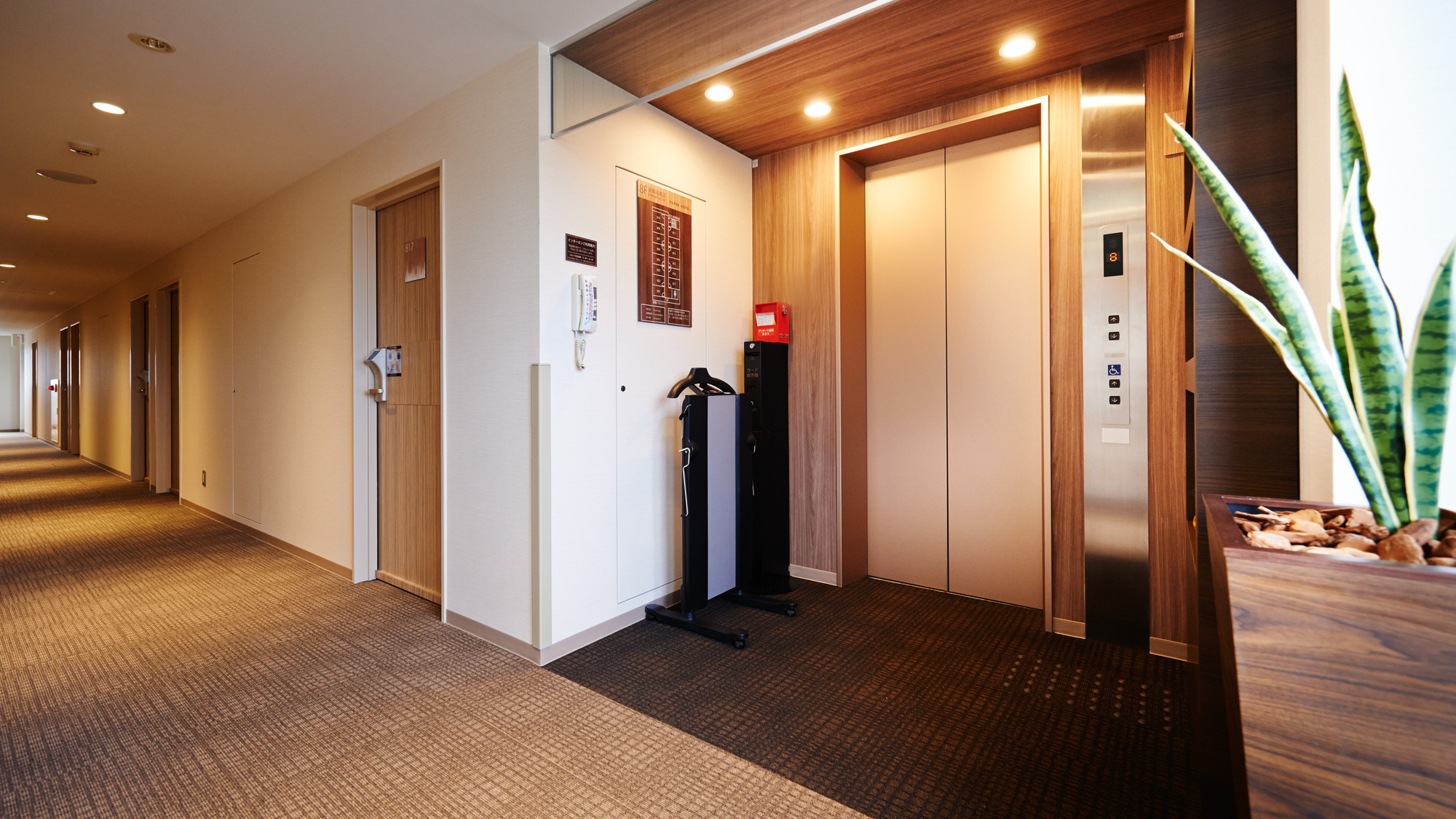 各階のエレベーター前