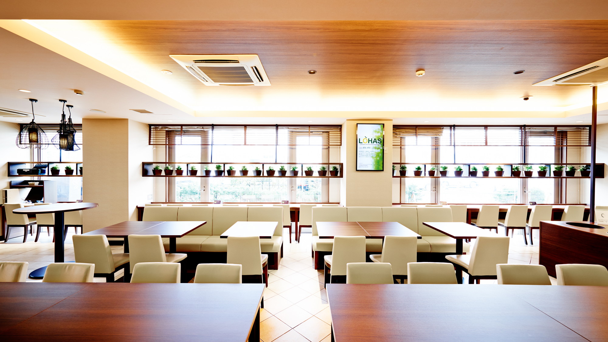 広々としたラウンジでお寛ぎください