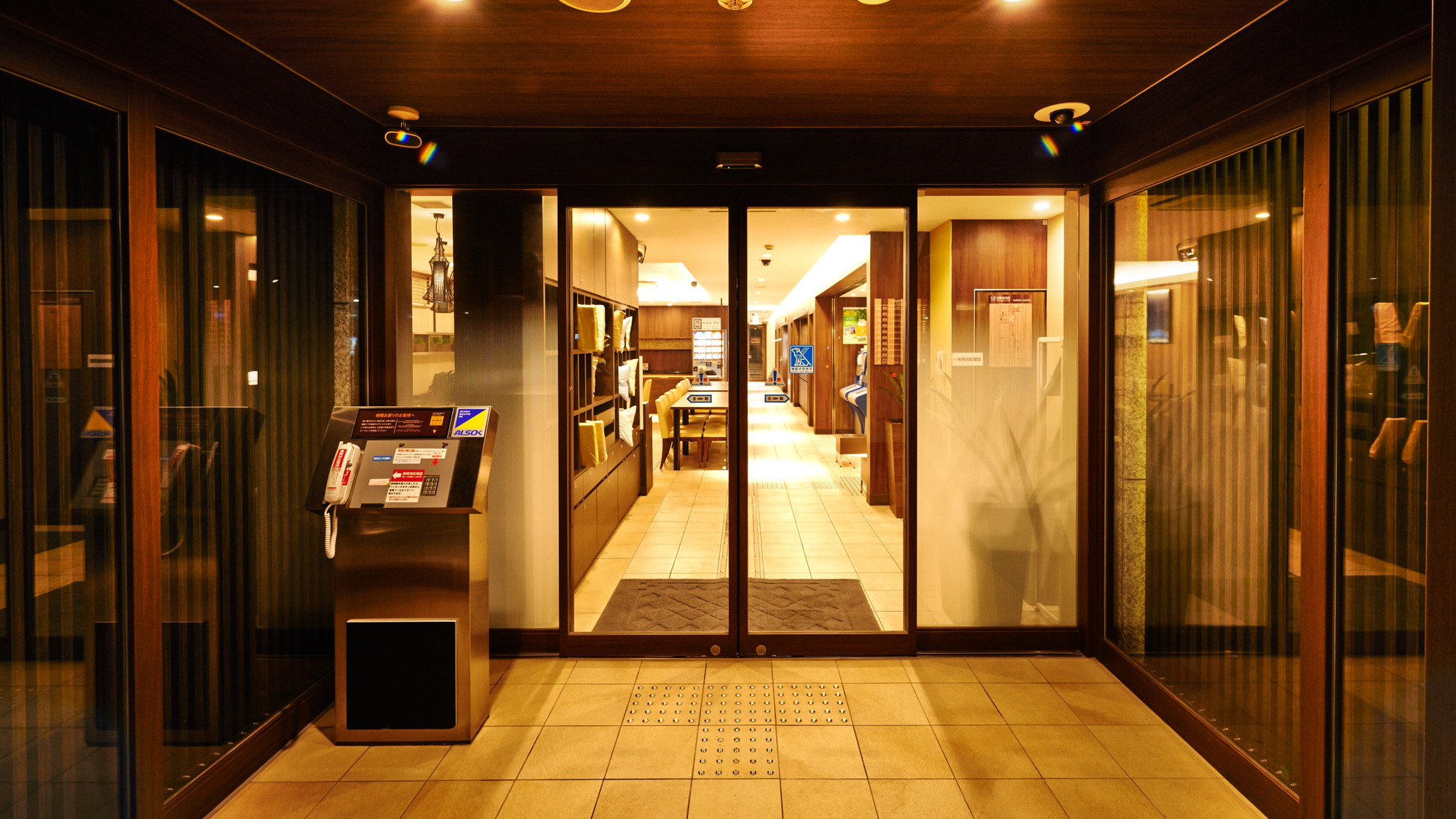 夜も明るくお迎えします