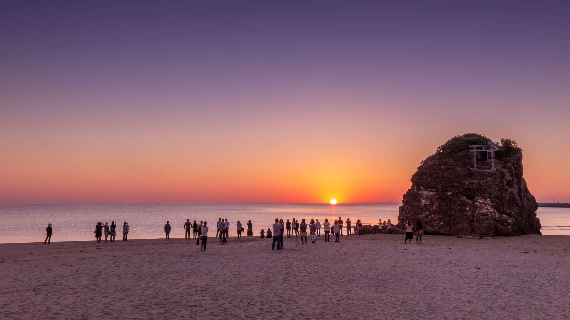 【当館から車で20分】国譲り神話の舞台としても知られる、美しい夕日が見られる海岸「稲佐の浜」