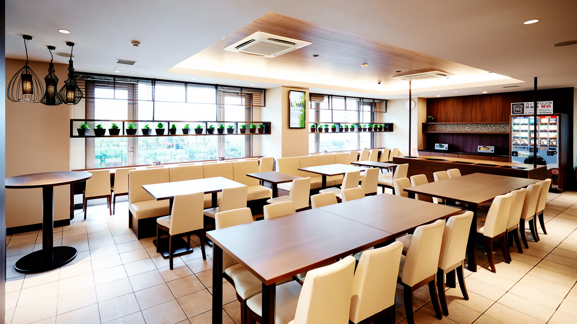 朝の陽ざしに包まれたロハスラウンジで美味しい食事を