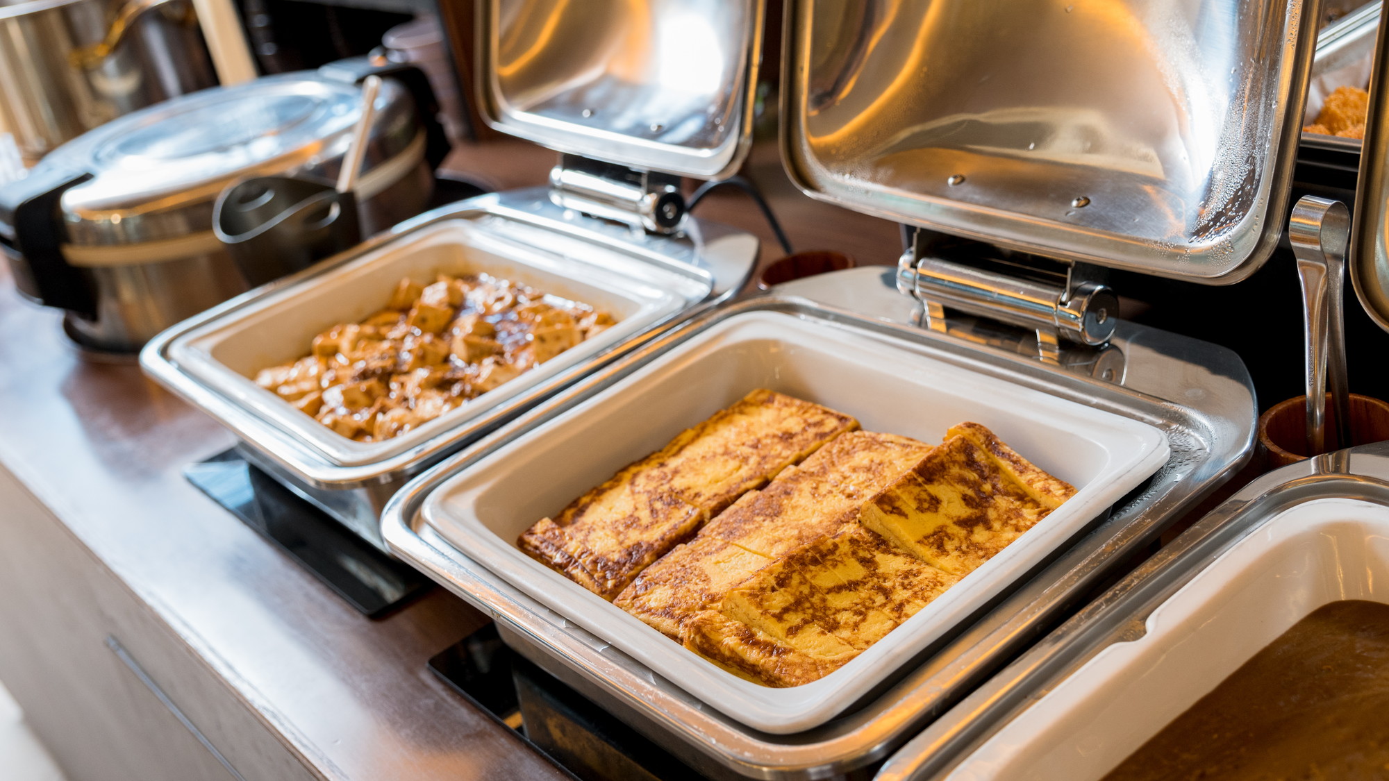 おかわり自由のビュッフェ形式です