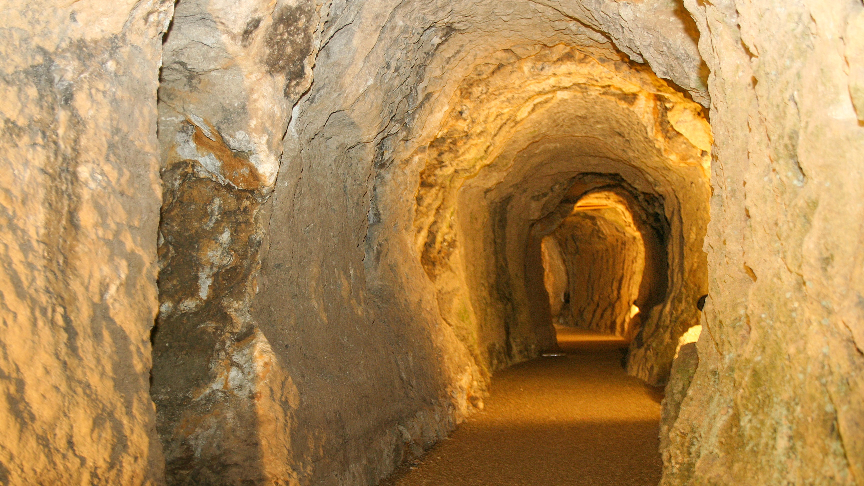 日本を代表する歴史的な銀山で、世界遺産にも登録されている観光地「石見銀山」