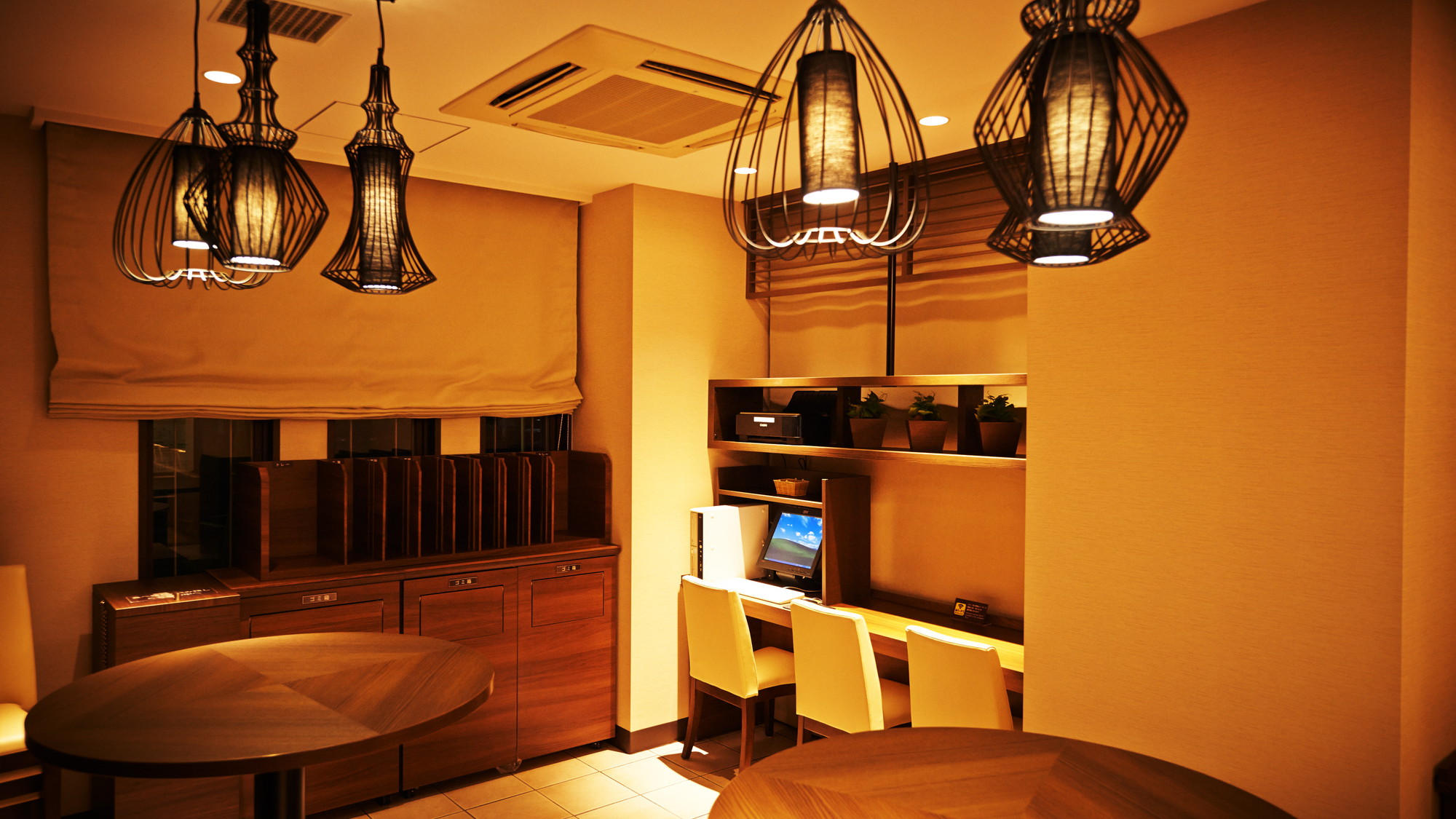 温かみのある照明がラウンジを照らします