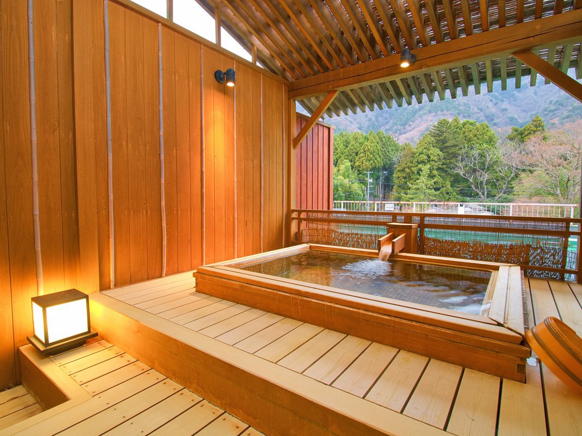 弥彦山を望む神倉の露天風呂