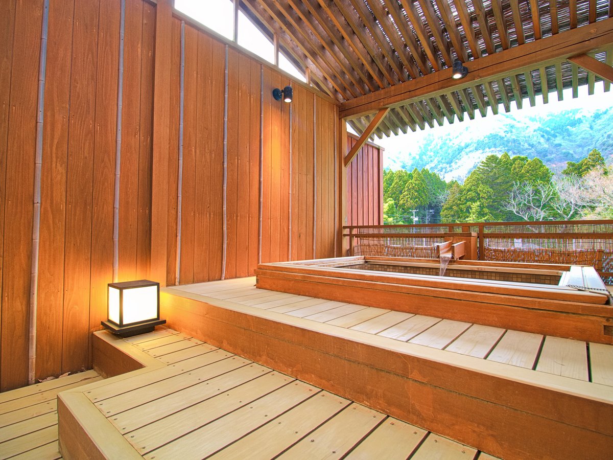 弥彦山を望む神倉の露天風呂