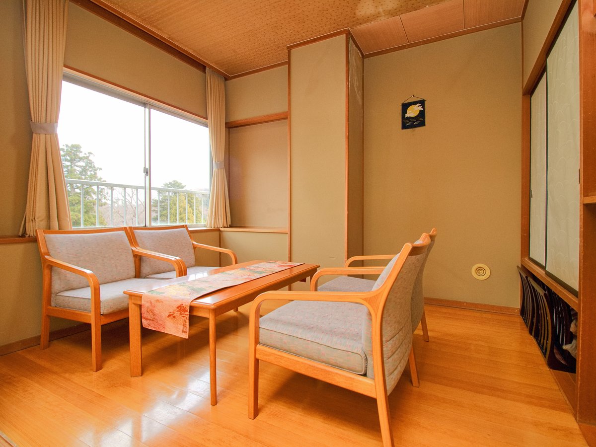 特別室/弥彦の自然を眺めながらソファでゆっくりとお寛ぎ下さい。