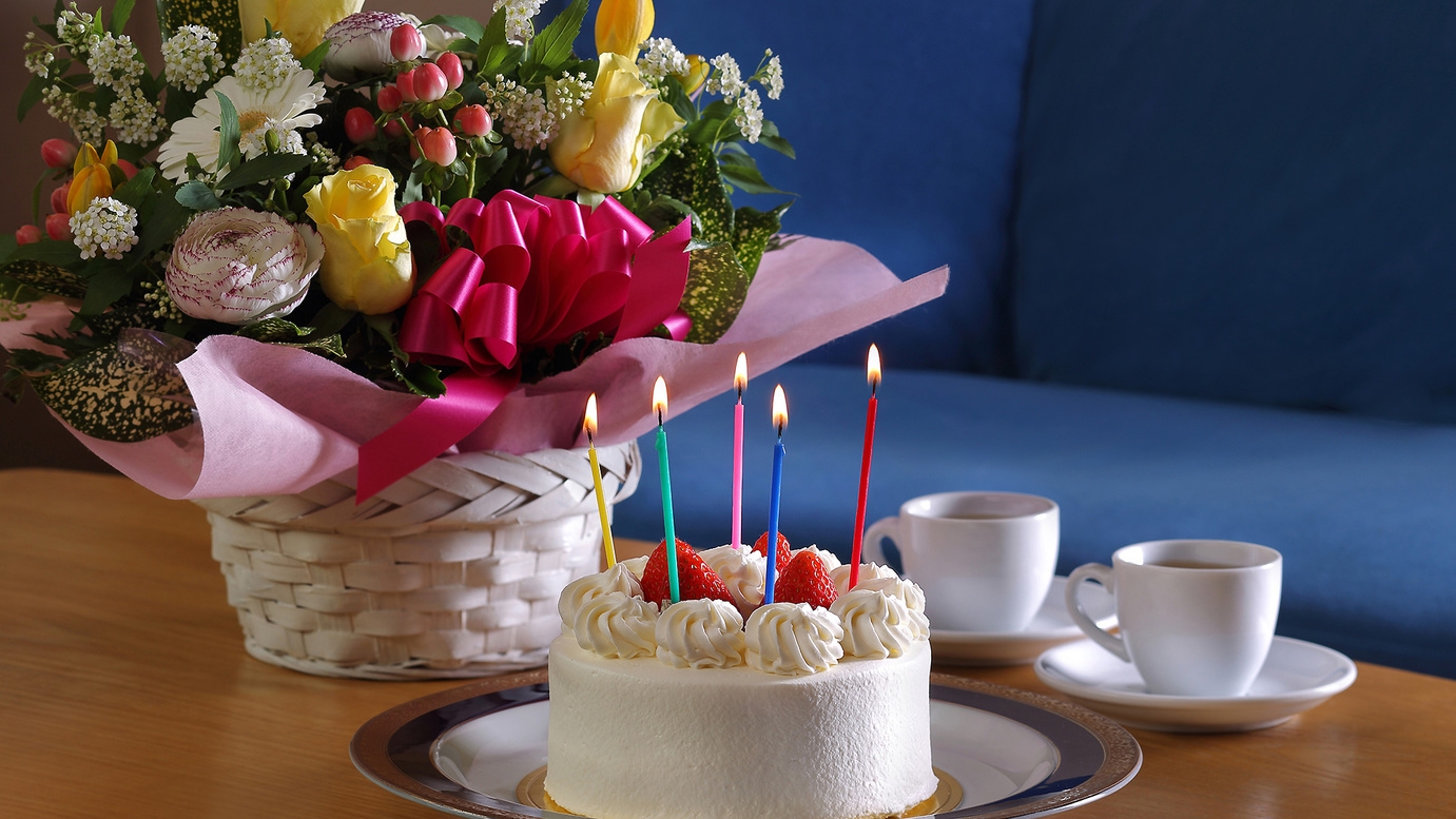 【記念日】サプライズな演出で大喜び！ホールケーキと花篭でお祝いを！＜露天風呂付客室アニバーサリー＞