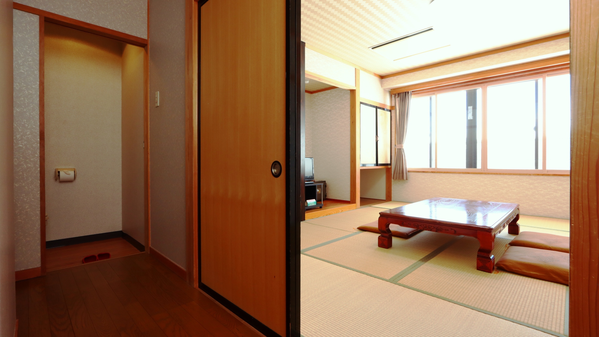 【客室】和室。どのお部屋も10畳＋トイレつきです。