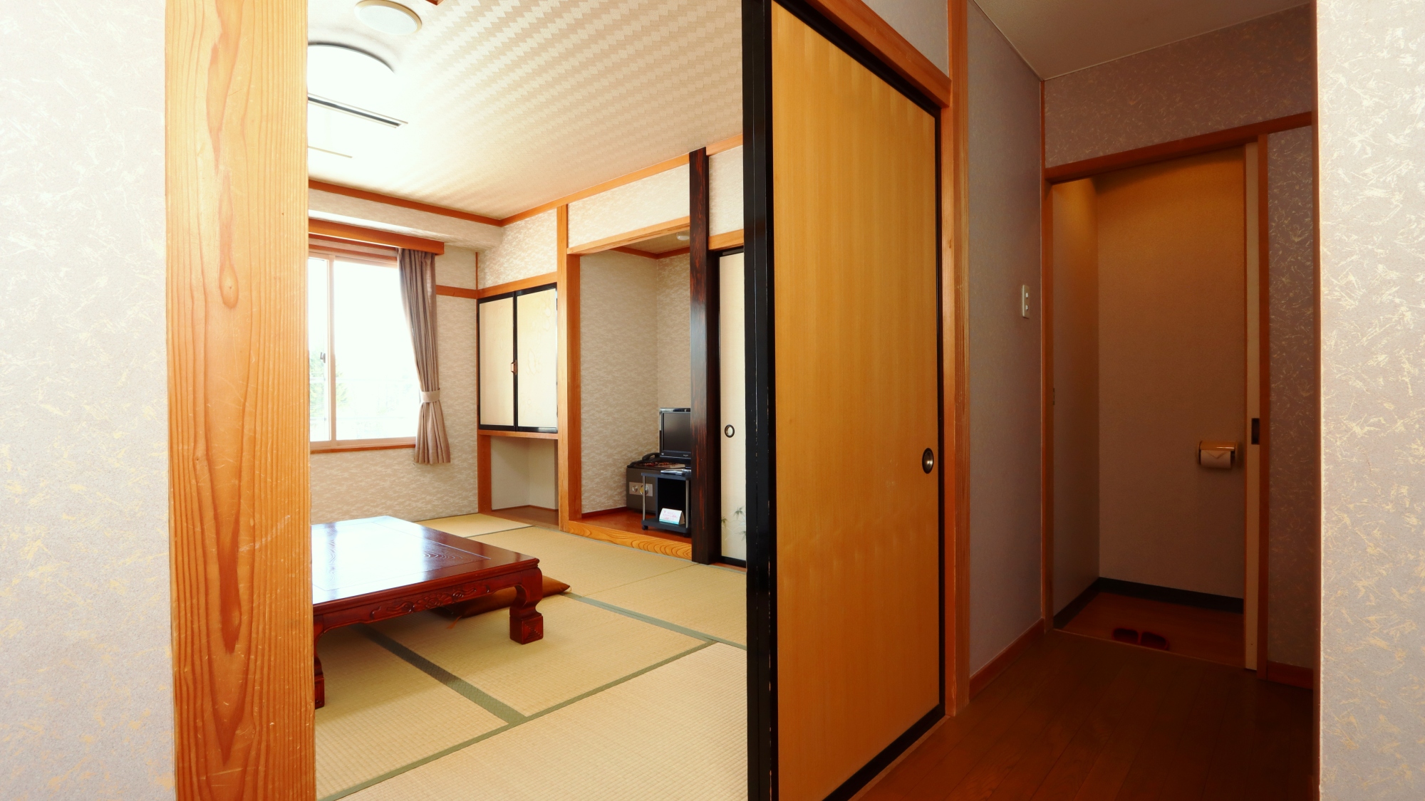 【客室】和室。どのお部屋も10畳＋トイレつきです。