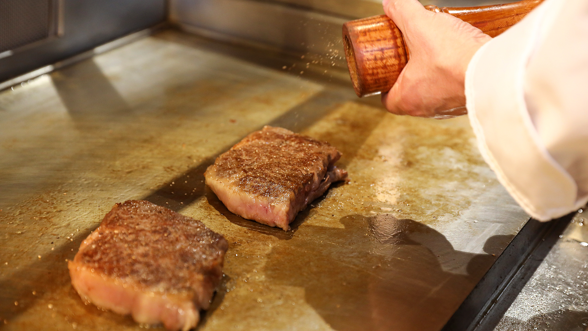 目の前でステーキを焼いてくれるライブ感が楽しい♪