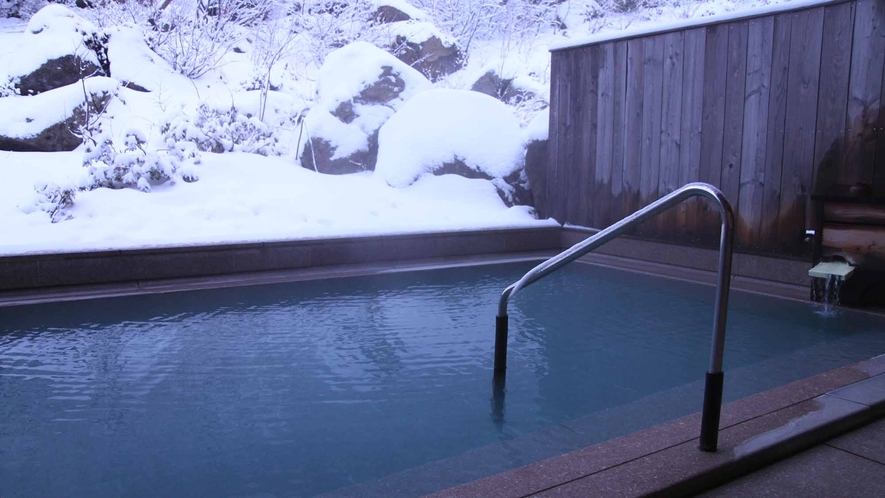 *【からまつの湯・露天温泉】（冬）/缶のドリンクは持ち込み可能。雪見露天体験、如何でしょうか。