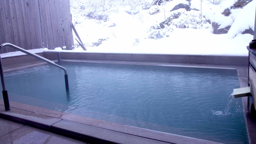 *【からまつの湯・露天温泉】（冬）/缶のドリンクは持ち込み可能。雪見露天体験、如何でしょうか。