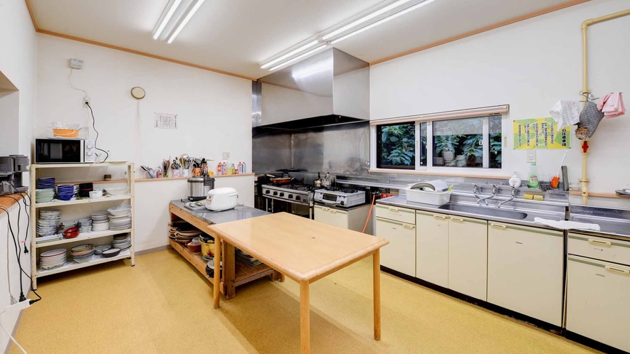 *別館館内（台所・自炊スペース）/1階のキッチンは広く、調理がしやすい環境となっております。