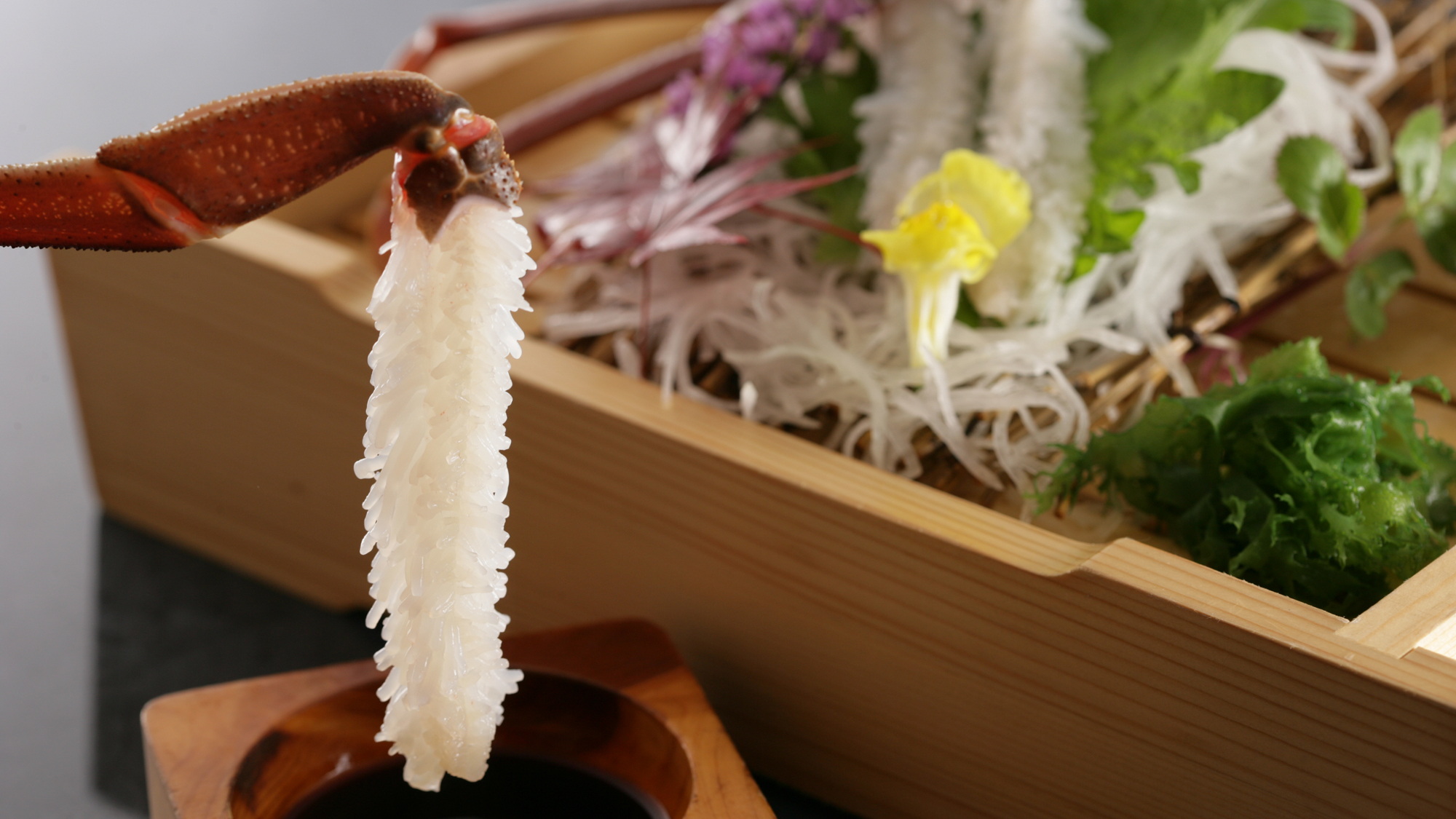 日本海が近いからこその特権！新鮮な蟹刺しは甘味が凝縮。お醤油を少しつけてどうぞ♪