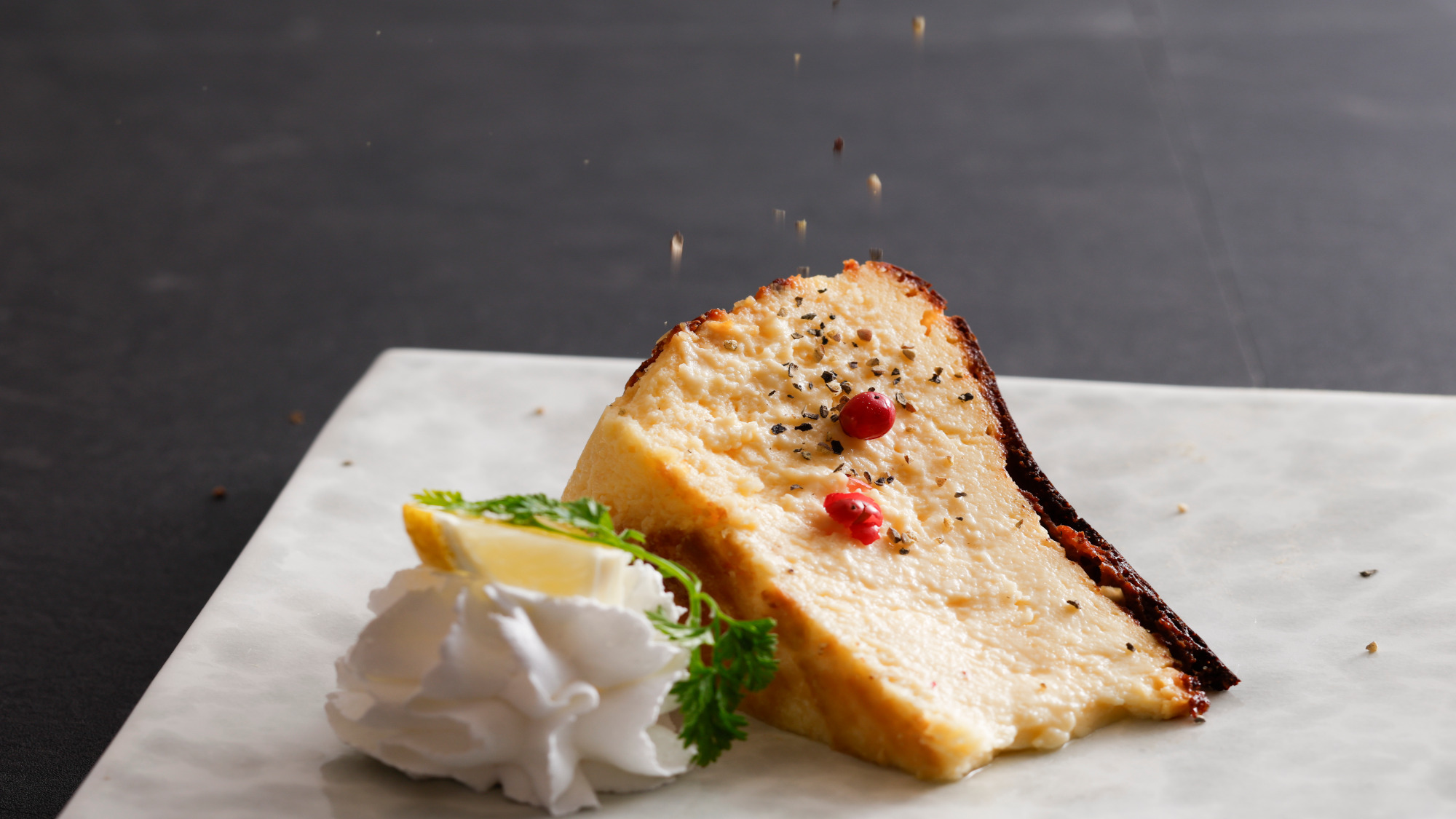 【特別会席】夏(2026年6月～8月)甘味 パティシエ特製　スパイスチーズケーキ　伊勢茶紅茶