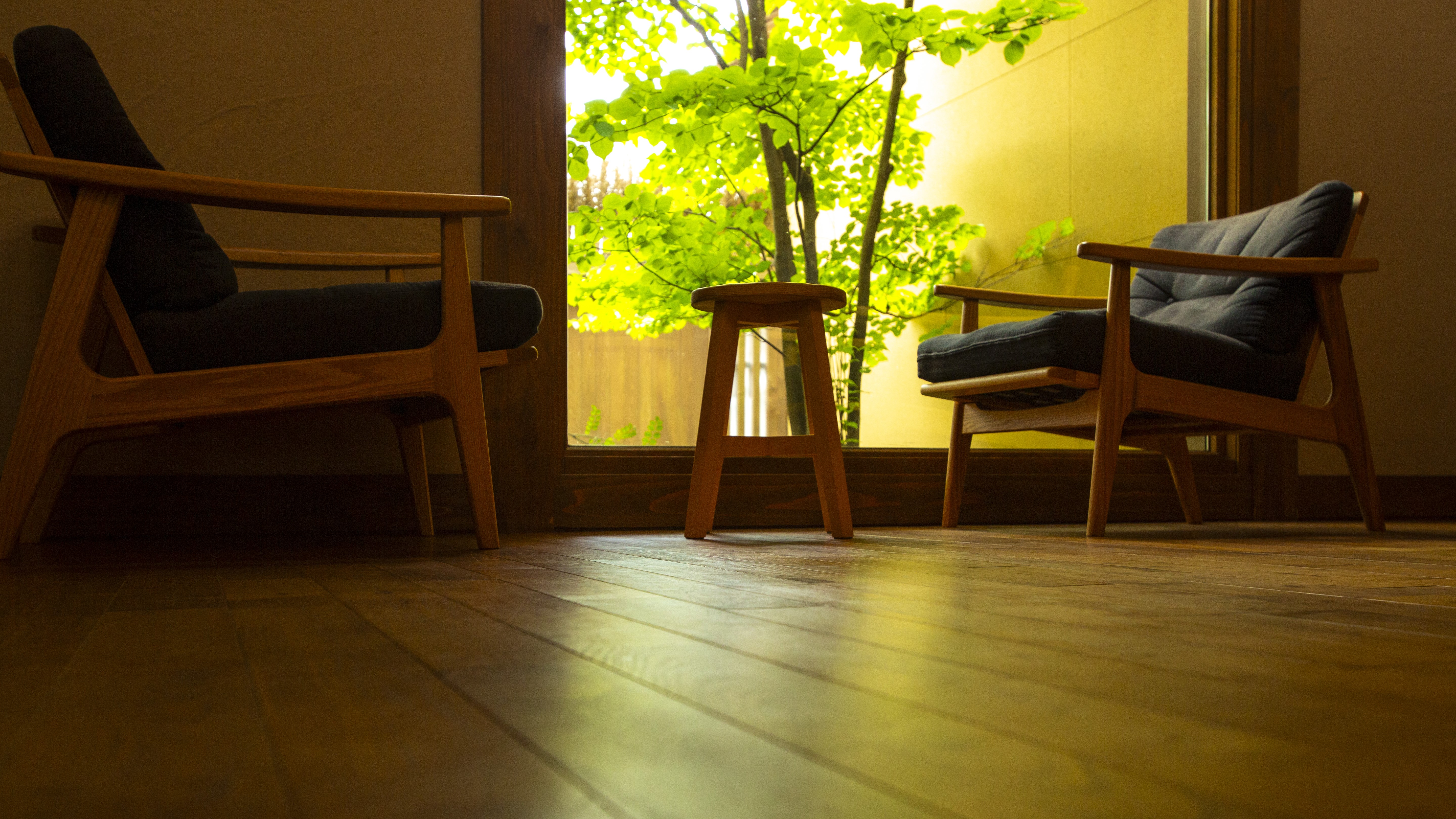 【ラウンジ】日本の伝統的な素材と天然木が使われた、優しい光が差し込むラウンジでゆったりと。