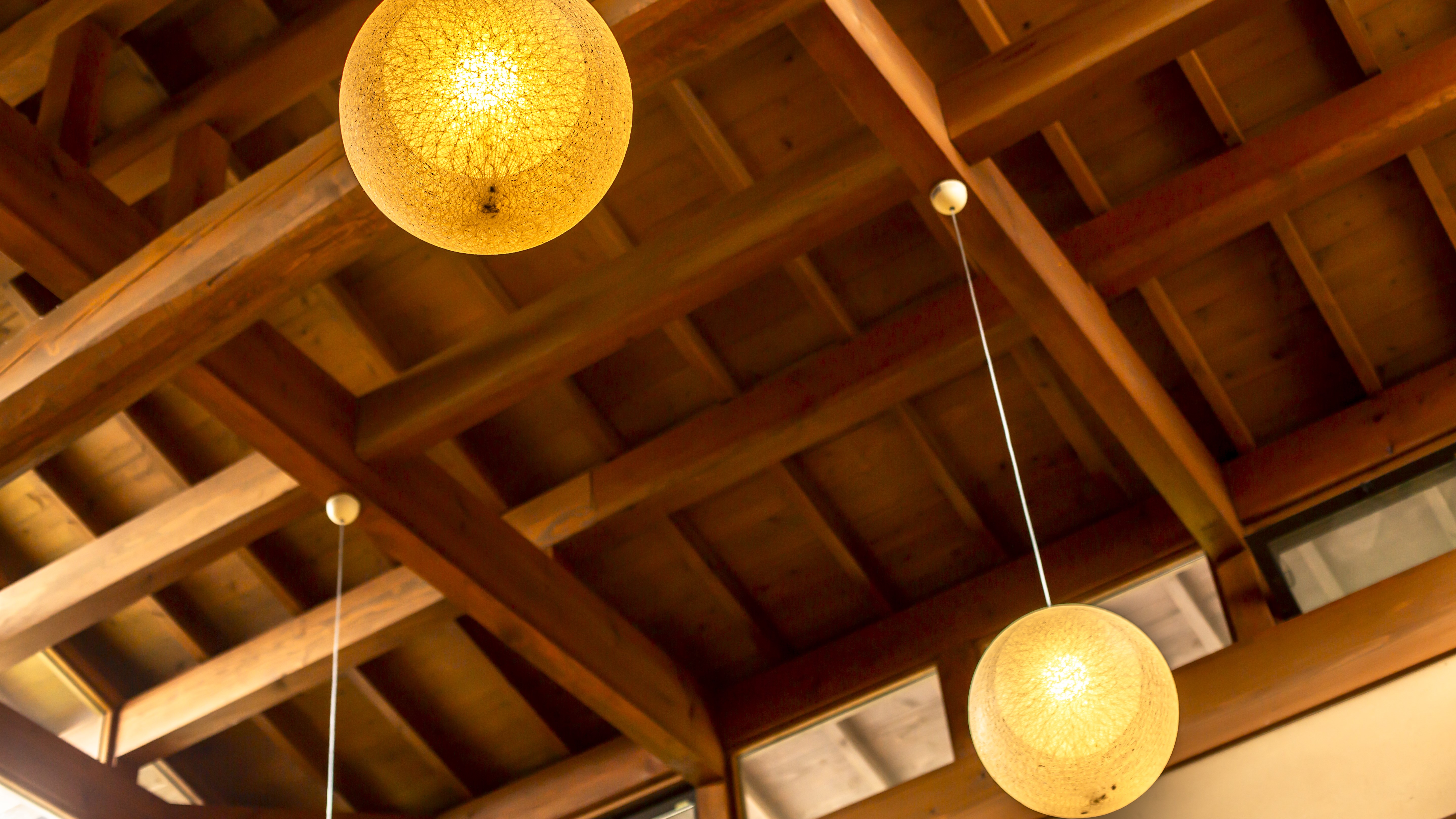 【ラウンジ】日本の伝統的な素材と天然木が使われた、優しい光が差し込むラウンジでゆったりと。