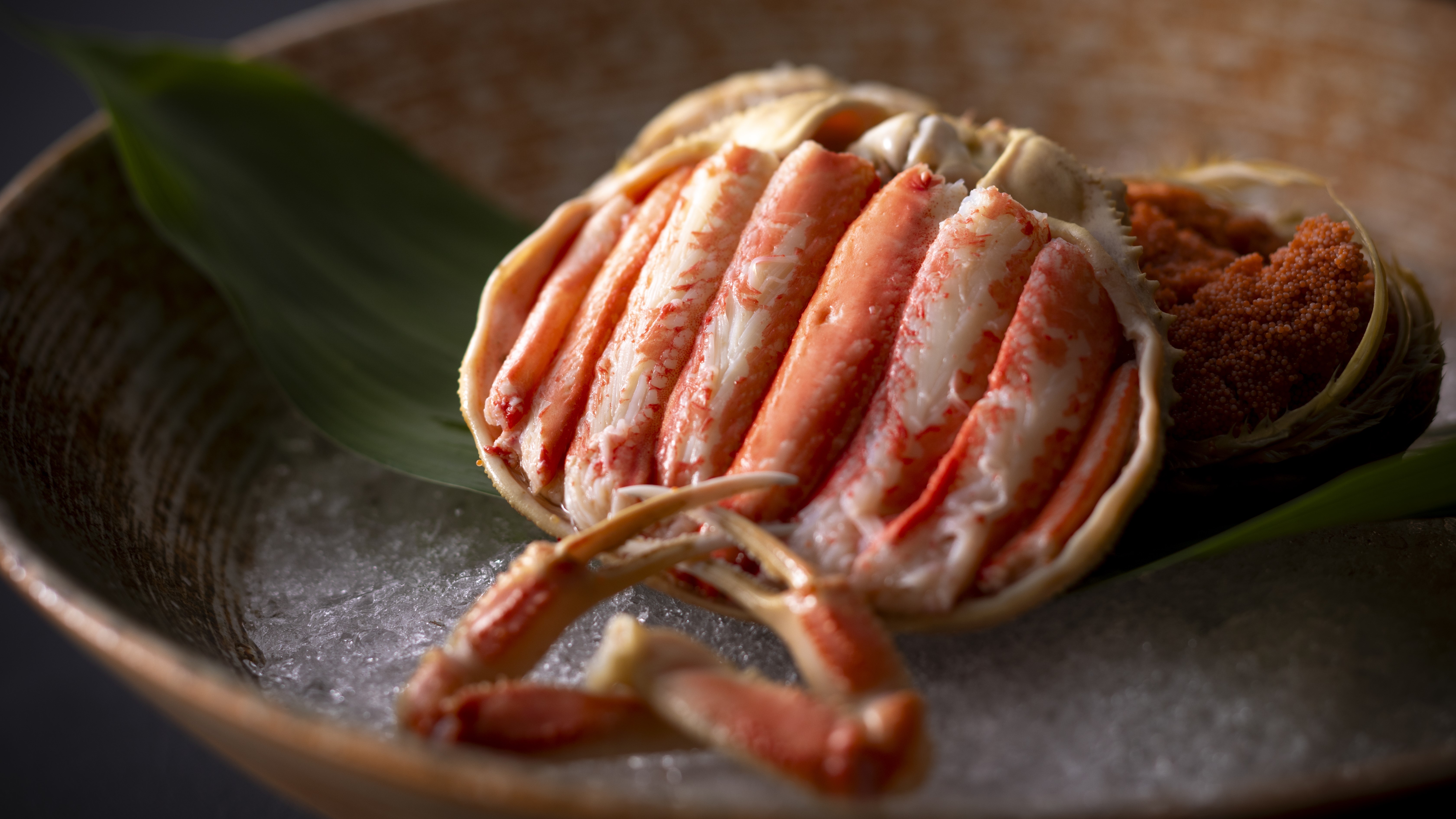 【セコ蟹】美しく盛り付けられたセコ蟹は、濃厚な内子とプチプチの外子を味わってください。