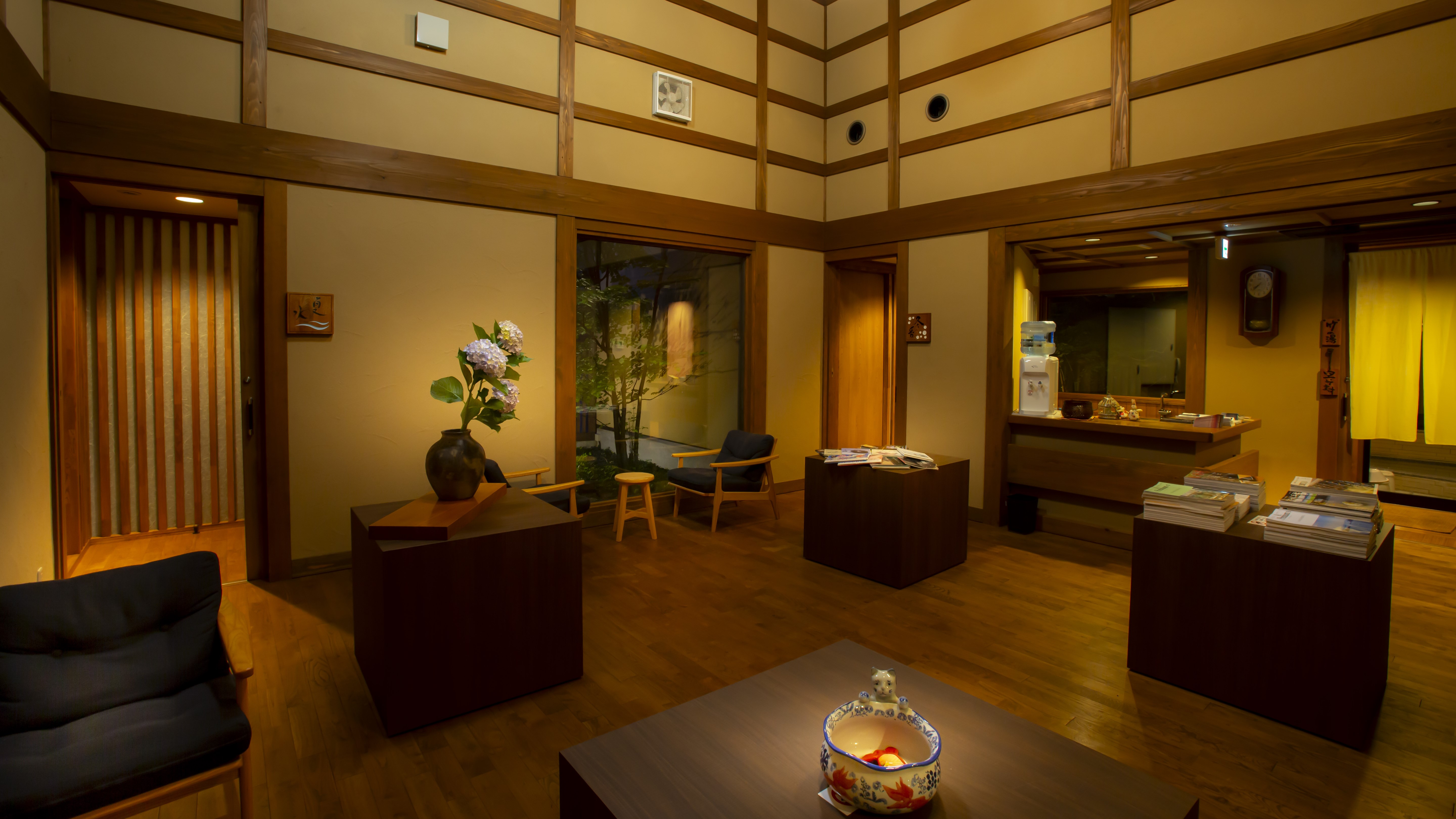 【ラウンジ】日本の伝統的な素材と天然木が使われた、優しい光が差し込むラウンジでゆったりと。